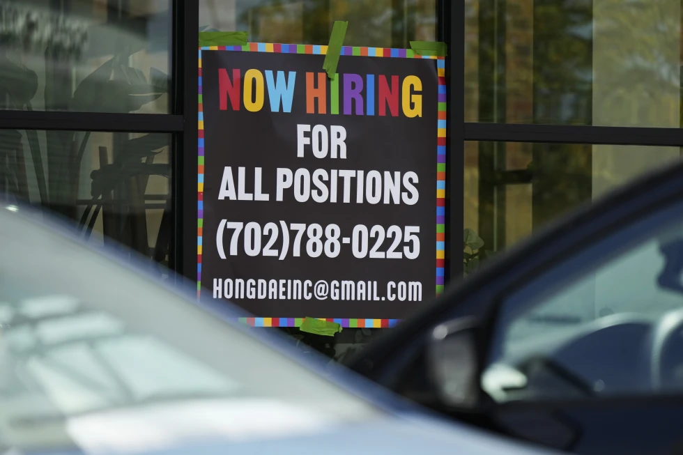 US Labor Market Resilient as Jobless Claims Decline Despite High Interest Rates