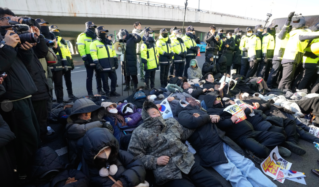 South Korea's Impeached President Resists Arrest, Engages in Hours-Long Standoff