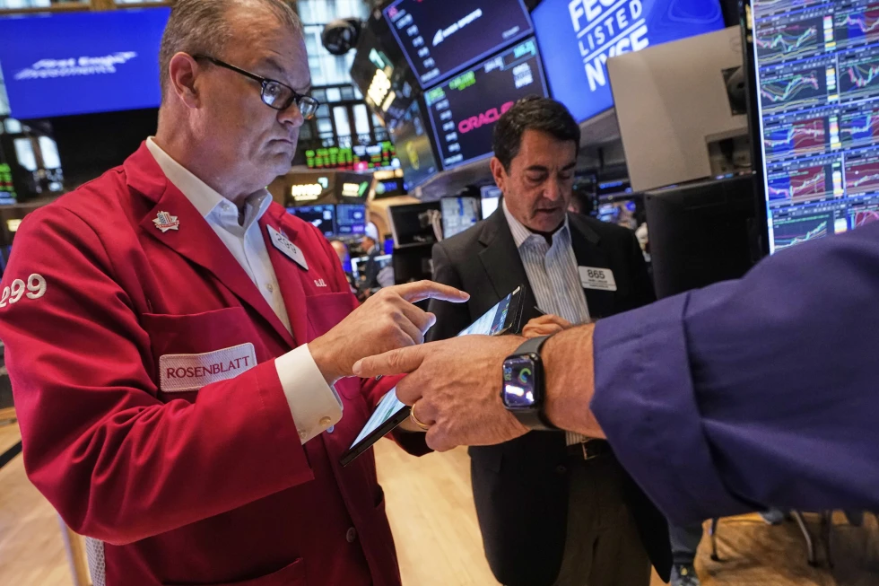 Wall Street Edges Up Amid Rising Oil Prices and Weakening US Manufacturing Data